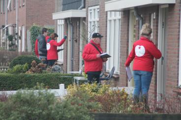 SP'ers gaan de deuren langs om handtekeningen op te halen voor de afschaffing van de marktwerking in de huishoudelijke zorg